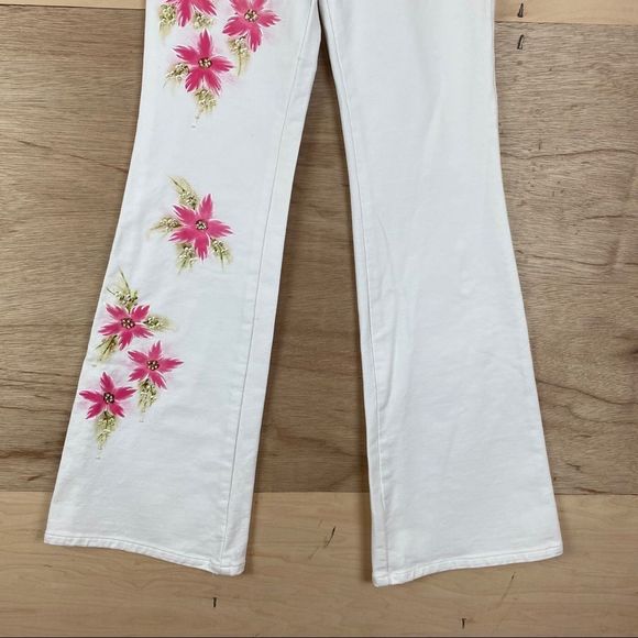 Crazy Daisy White Brazilian Floral Jeans
Size small. Inseam 33” - Picture 3 of 8